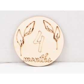 L953-Decoratiune cerc lemn "4 months" 13cm- 1 buc