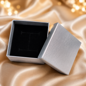 Cutie pentru Bijuterii Argintie Premium 5x5x2.8 cm cu Interior Buretat D168
