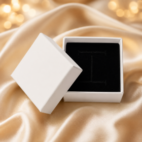 Cutie pentru Bijuterii Alba Premium 5x5x2.8 cm cu Interior Buretat D170