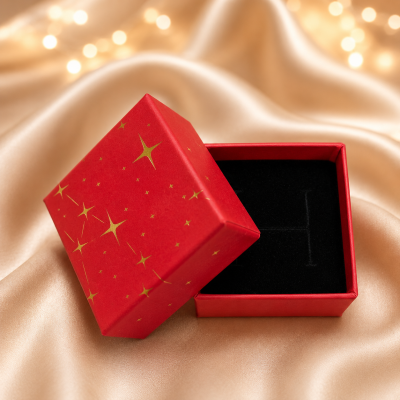 Cutie pentru Bijuterii Rosie cu Stelute Aurii 5x5x3.5 cm D174