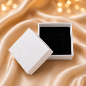 Cutie Cadou pentru Bijuterii Alba cu Capac Texturat 5x5x3.5 cm D177