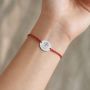 Brățară argint 925 cu bănuț gravat mânuța bebelușului, șnur roșu reglabil — R0162